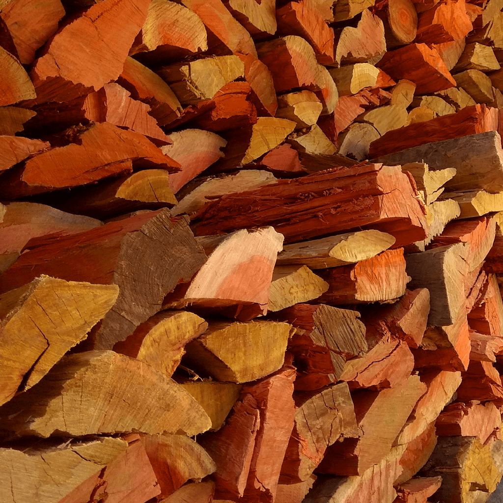 Dry Kaggelhout fireplace wood logs stacked for clean indoor stove and kaggel heating.